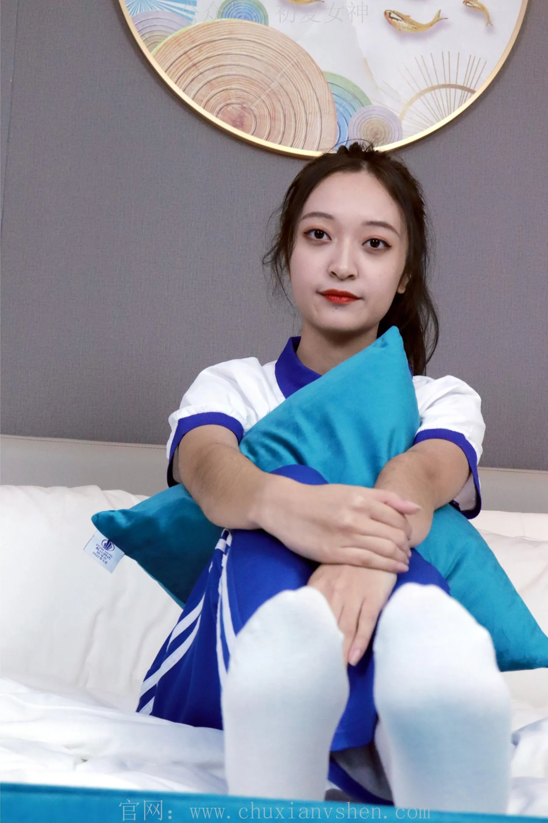初夏女神 NO.001 依依校服搭配37码运动鞋拍摄 [126P]插图5